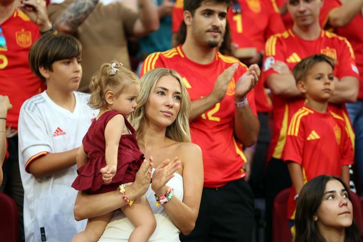 Alice Campello í stúkunni á EM með barn þeirra Alvaro Morata.