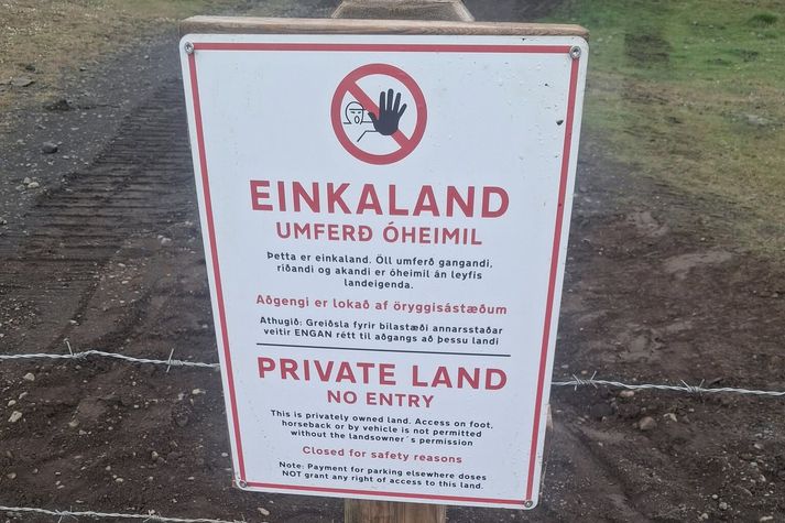 Þrátt fyrir skiltið hafa þegar einhverjir reynt að komast yfir girðinguna og í laugina.