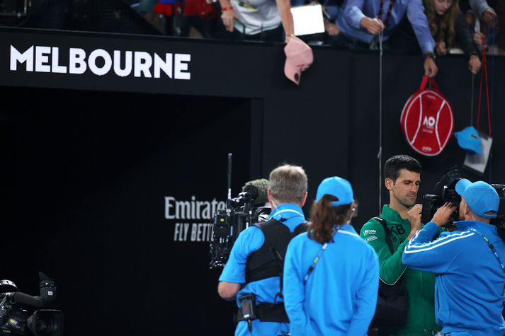 Djokovic skrifar á myndavélarlinsuna.
