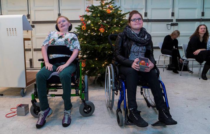 Systurnar Snædís Rán og Áslaug Ýr við afhendingu Kærleikskúlunnar í dag. 