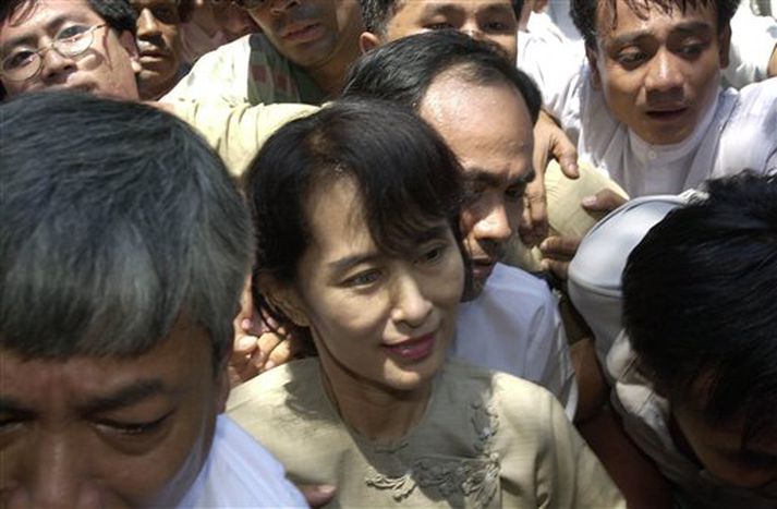 Aung San Suu Kyi með stuðningsmönnum sínum á meðan hún hafði ennþá frelsi.