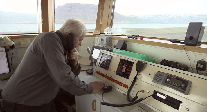 Finnbjörn Bjarnason í flugturninum á Bíldudalsflugvelli.