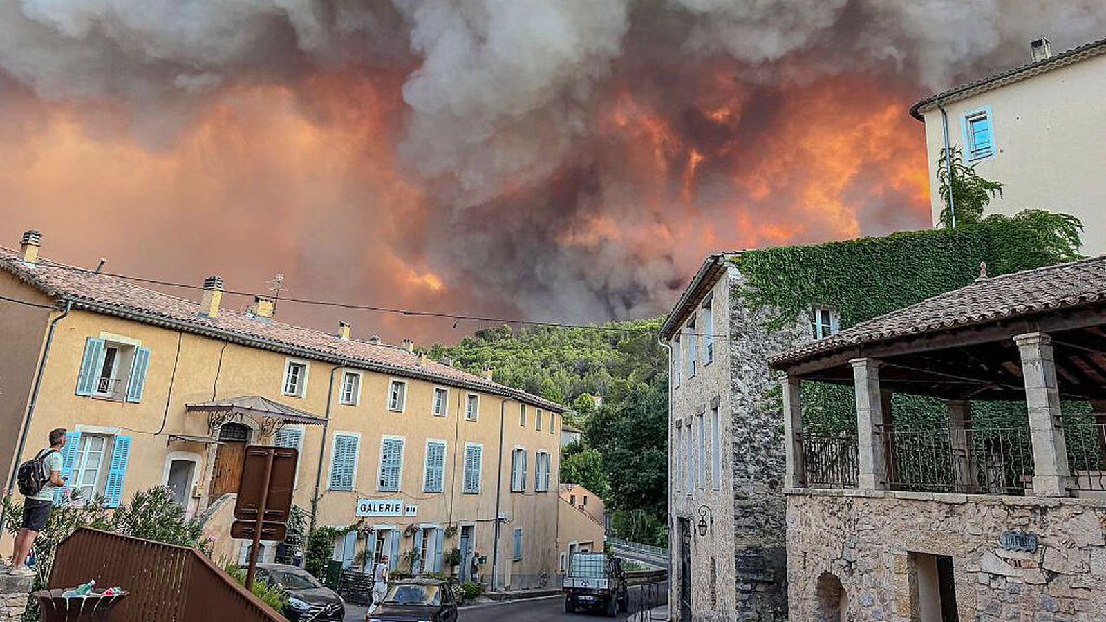 Fólki gert að yfir­gefa heimili sín í út­hverfum Bordeaux