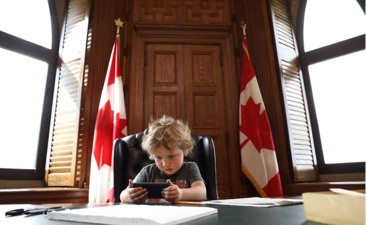 Hadrien Trudeau skemmti sér konunglega í vinnunni með pabba sínum.