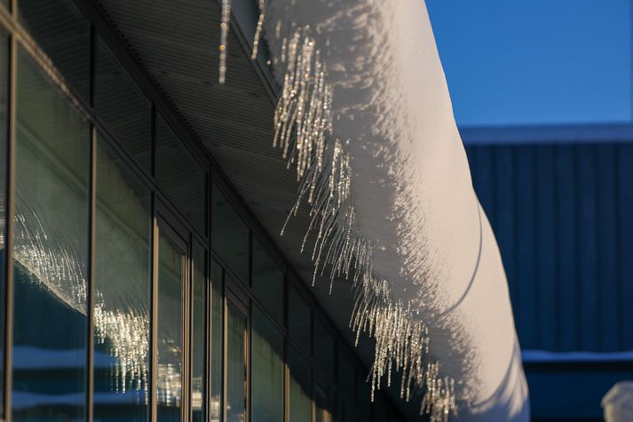 Töluverður þungi getur verið í snjóhengjum þegar þær falla til jarðar. 