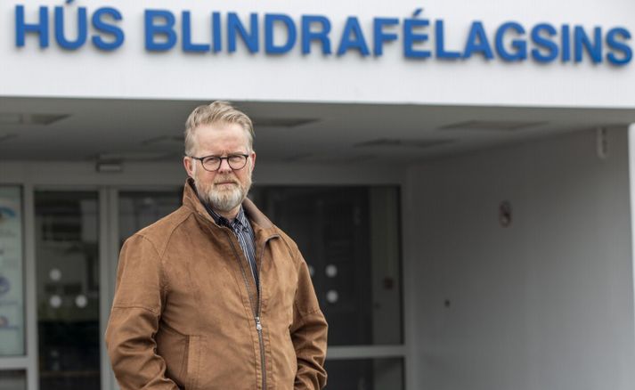 Kristinn Halldór Einarsson, framkvæmdastjóri Blindrafélagsins, fyrir fram hús félagsins í Hamrahlíð.