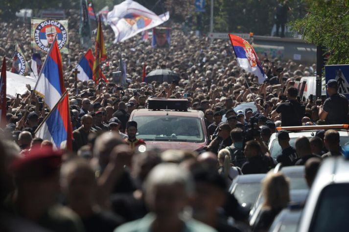 Múgur og margmenni fylgdi stríðsglæpamanninum Ratko Mladic til grafar í Belgrad í Serbíu í gær.