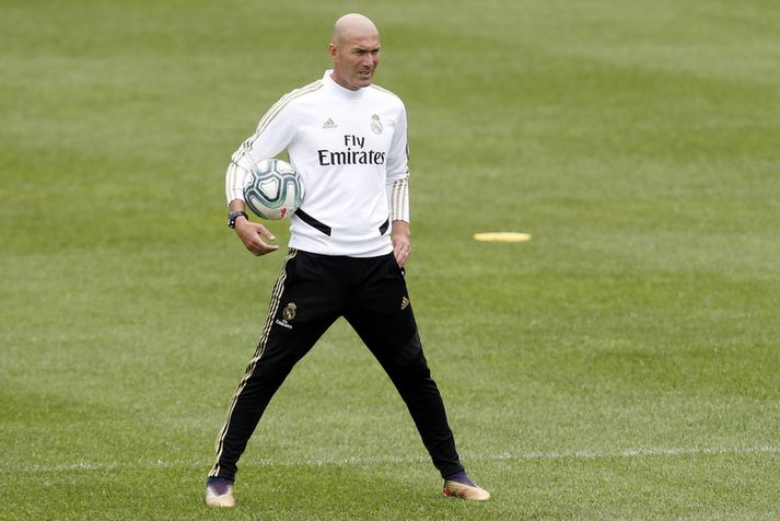 Zinedine Zidane, knattspyrnustjóri Real Madrid, fylgist með á æfingu liðsins.
