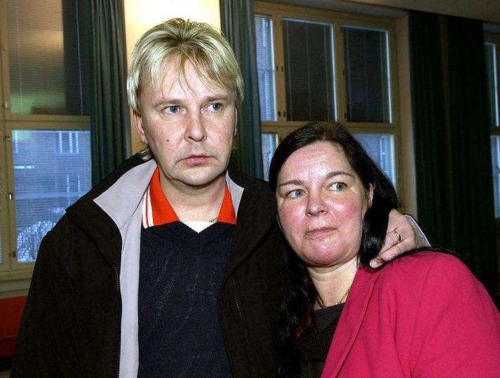 Með eiginkonunni Mynd frá árinu 2004. Matti Nykanen og kona hans Merja Tapola í dómhúsinu í Tampere í Finnlandi. Nykanen sem er 46 ára er nú í haldi lögreglu grunaður um að hafa reynt að ráða konu sinni bana. Fréttablaðið/Ap
