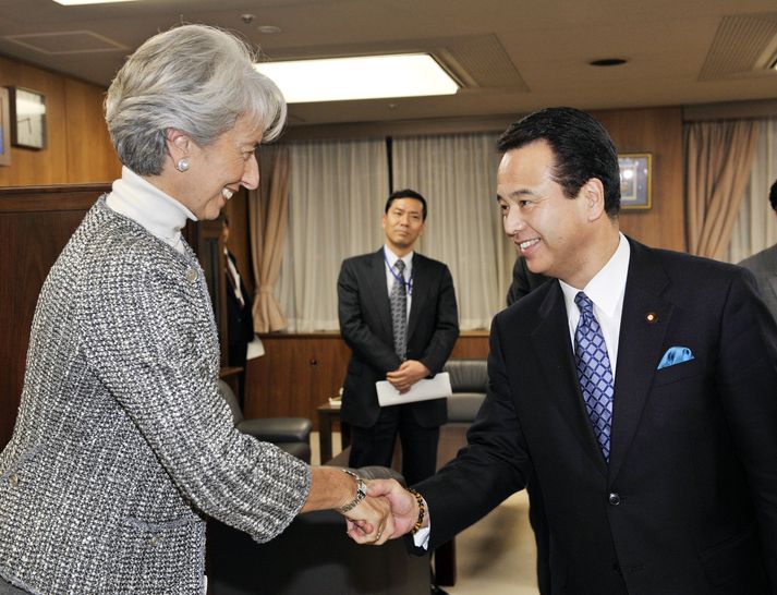 kira Amari, viðskiptaráðherra Japans, heilsar hér Christine Lagarde, fjármálaráðherra Frakklands, þegar hún mætti til fundar í Tókýó í dag.