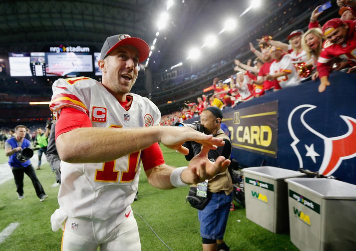 Alex Smith, leikstjórnandi Kansas City Chiefs, fagnar sigri.