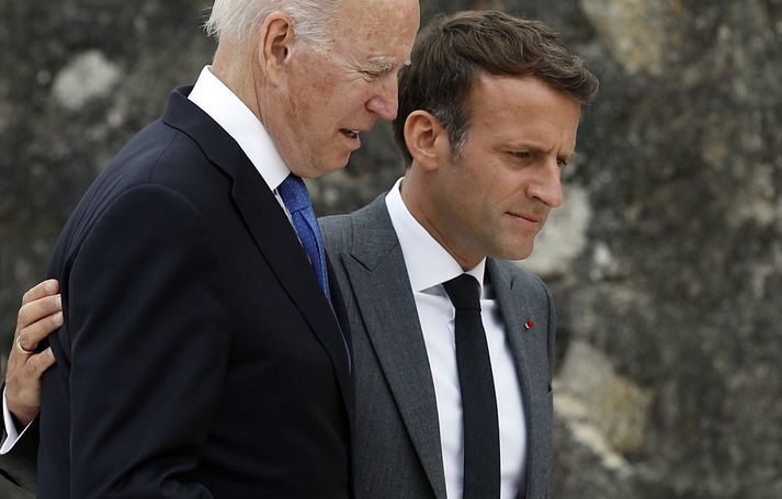 Joe Biden og Emmanuel Macron.