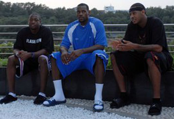 Dwyane Wade, LeBron James og Carmelo Anthony stilla sér upp fyrir ljósmyndara í Japan