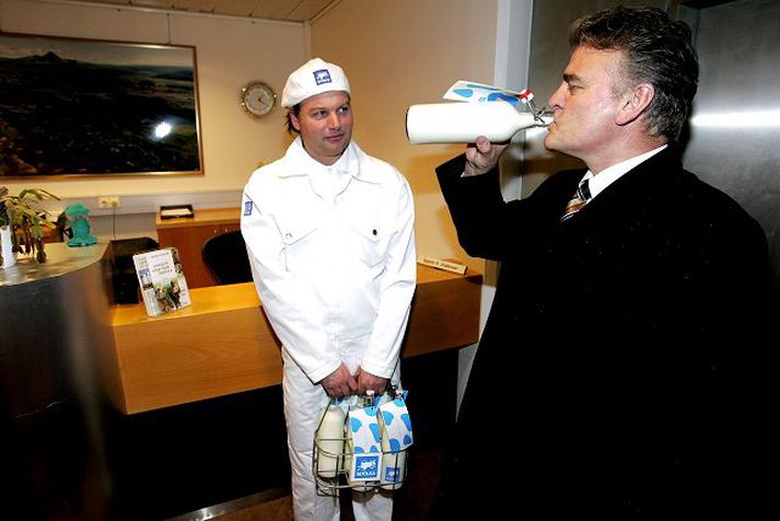 Guðni Ágústsson landbúnaðarráðherra þambar mjólk frá Mjólku.