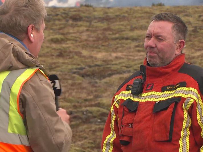 Einar Sveinn Jónsson, slökkviðliðsstjóri í Grindavík, ræðir við Kristján Má Unnarsson, fréttamann, í hádegisfréttatíma vegna eldgossins við Grindavík 1. apríl 2025.