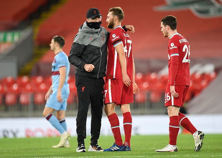 Klopp og Nat Phillips fallast í faðma eftir leikinn í gær.