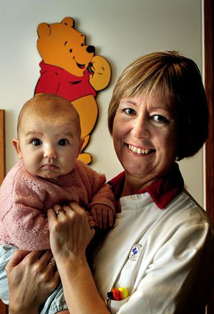 Arna Skúladóttir, svefnráðgjafi og rithöfundur, er stofnandi Foreldraskólans sem hefur að markmiðið að auðvelda foreldrum aðgengi að upplýsingum um svefn, næringu og þroska barna, og líðan foreldra, byggt á niðurstöðum íslenskra og erlendra rannsókna og faglegri reynslu. fréttablaðið/gva