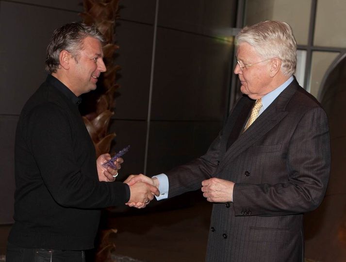 Kristinn Skúlason tekur við viðurkenningu frá Ólafi Ragnari fyrir hönd Krónunnar,