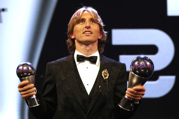 Modric tekur við verðlaunum FIFA sem besti leikmaður heims. Hann getur brosað í dag en er ekki sloppinn.