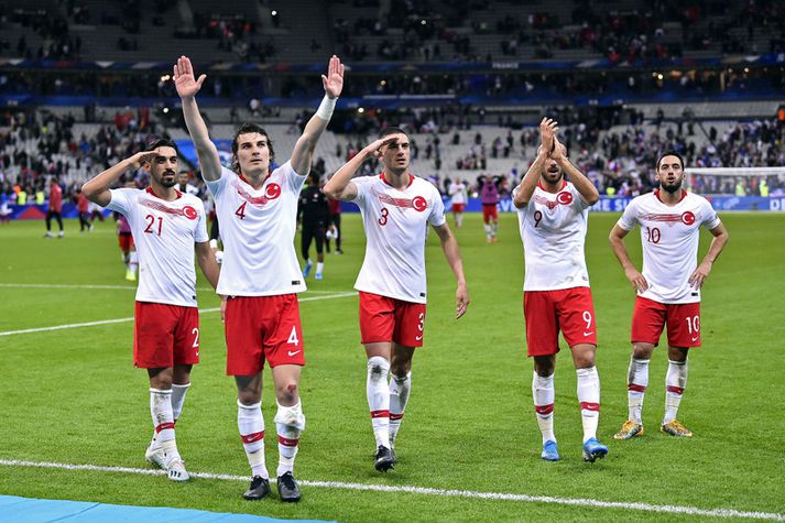 Tyrkir hafa náð frábærum úrslitum í þessari undankeppni og þar á meðal í París. Caglar Soyuncu, Irfan Can Kahveci, Merih Demiral, Cenk Tosun og Hakan Calhanoglu fagna dýrmætu stigi á Stade de France.