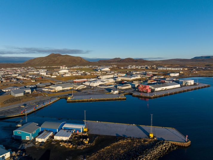 Framkvæmdastjóri Þorbjarnar segir gott að halda í einhvern hluta af þeim hversdagsleika sem hann þekkti fyrir jarðhræringarnar. Sturla GK landaði í Grindavíkurhöfn eldsnemma í morgun.