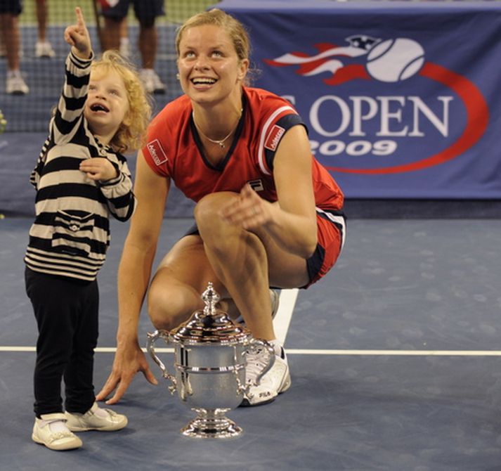 Kim Clijsters ásamt dóttur sinni eftir að sigurinn var í höfn.