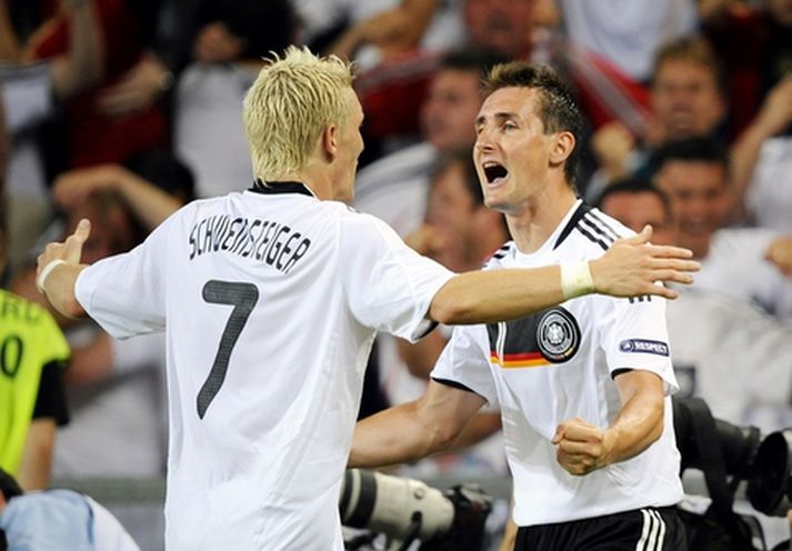 Bastian Schweinsteiger og Miroslav Klose fagna marki þess síðarnefnda á EM í sumar.
