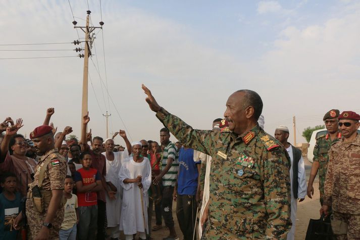 Abdel-Fattah Al-Burhan og stjórnarher hans á undiri högg að sækja gegn RSF-liðum í vesturhluta Súdan og er hann sagður hafa boðið Rússum flotastöð í staðinn fyrir loftvarnarkerfi og önnur vopn á góðu verði.