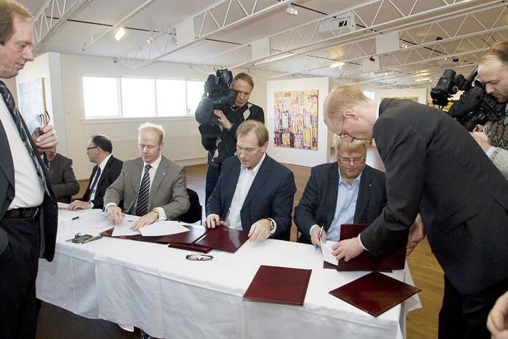 Fjárfestingasamningar vegna kísilverksmiðju í Helguvík voru undirritaðir í febrúar árið 2011.
