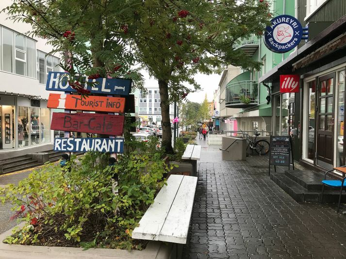 Lögreglan var kölluð út vegna slagsmála við veitingastaðinn Backpackers við Hafnarstræti. Síðan hófst eftirför lögreglu um miðbæ Akureyrar.