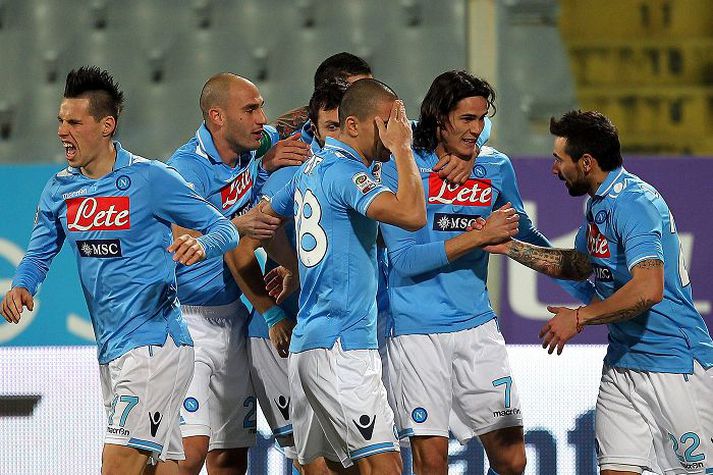 Stórskemmtilegir Leikmenn Napólí fagna marki Edinson Cavani.nordicphotos/getty