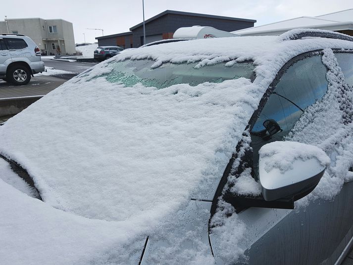 Margir þurftu að skafa á höfuðborgarsvæðinu og víðar um landið í dag. Ljósmyndari Vísis tók þessa mynd í Kópavogi í morgun.