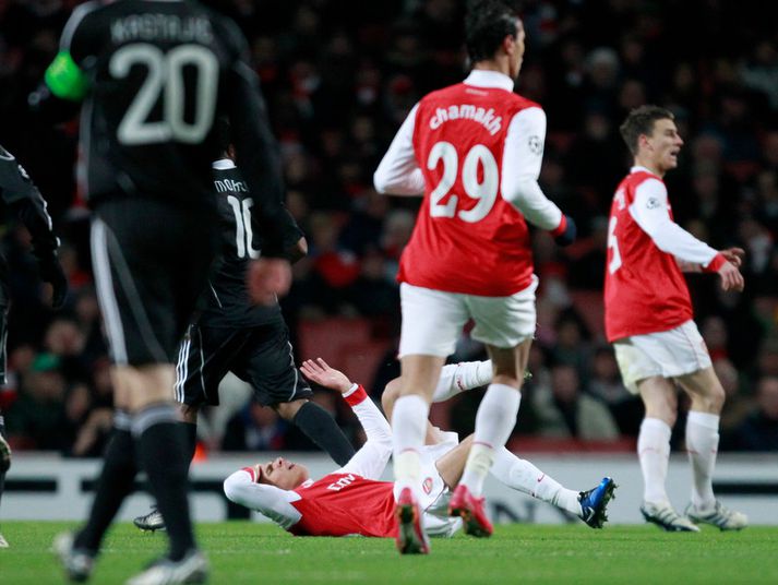 Kieran Gibbs liggur hér sárþjáður á vellinum.