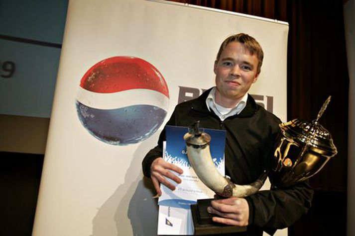 Atli Guðnason með viðurkenningar sínar í kvöld.