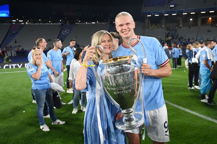 Gry Marita Braut og sonur hennar Erling Haaland stilltu sér upp á mynd eftir sigur Manchester City í Meistaradeild Evrópu sumarið 2023.