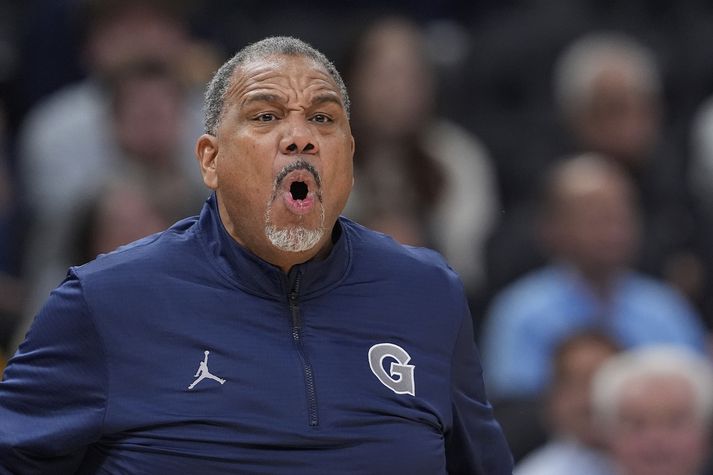  Ed Cooley þjálfar Georgetown-háskólaliðið en mun ekki stýra liðinu í næsta leik.