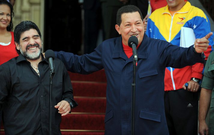 Maradona með Hugo Chavez, forseta Venesúla, í síðustu viku.