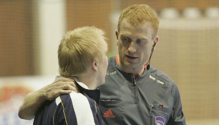 Anton Gylfi Pálsson ræðir hér við Einar Jónsson, þjálfara Fram.