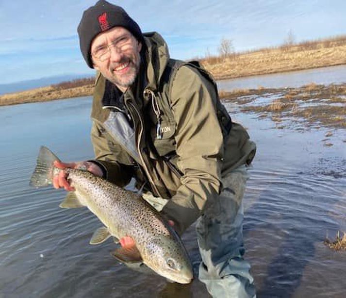 Gísli með fyrsta sjóbirtinginn þetta tímabilið úr Ytri Rangá