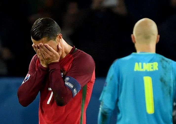 Ronaldo skýtur og skýtur en það fer ekkert inn.