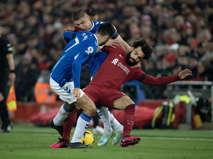 Mohamed Salah í baráttu við Everton mennina Vitaliy Mykolenko og Dwight McNeil.