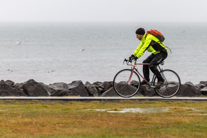 Hiti verður á bilinu fimm til tólf stig yfir daginn.