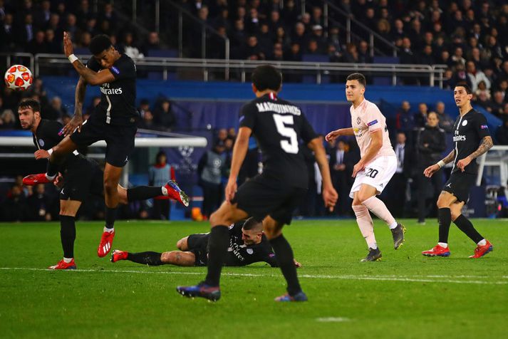 Kimpembe er hér nýbúinn að fá boltann í höndina og snýr baki í skotmanninn, Diogo Dalot.