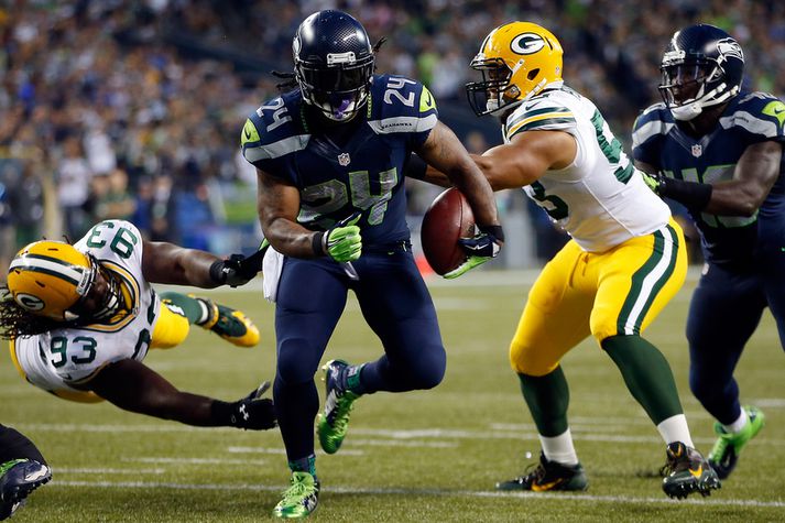Marshawn Lynch hleypur með boltann í endamarkið.