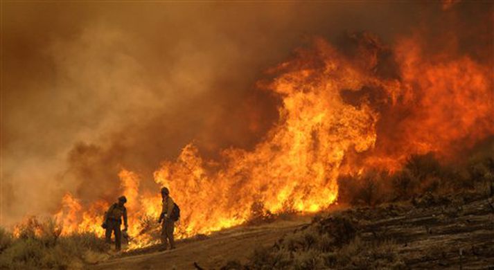 Slökkviliðsmenn berjast við eldinn í návígi.