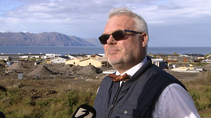 Bergur Elías Ágústsson, verkefnisstjóri PCC Seaview Residences ehf. Nýja hverfið sést fyrir aftan.