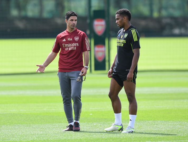 Arteta og Jurren Timber á æfingasvæði Arsenal 