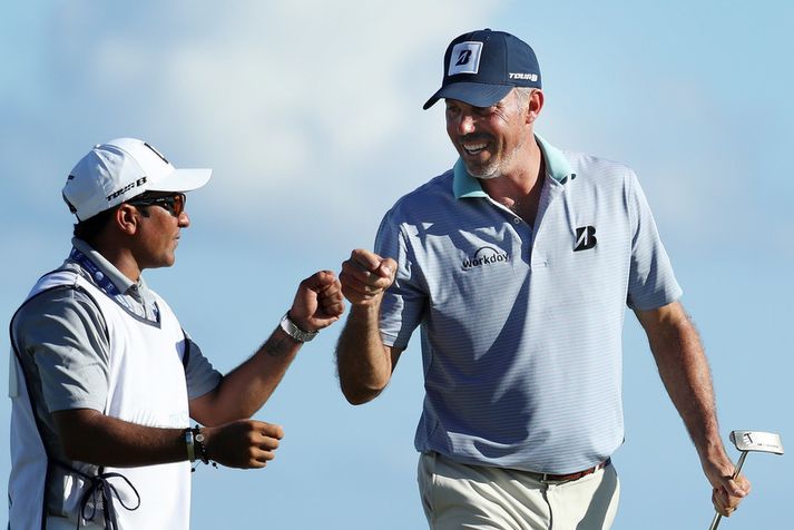 Matt Kuchar fagnar með kylfusveininum David Giral Ortiz á Mayakoba Golf Classic