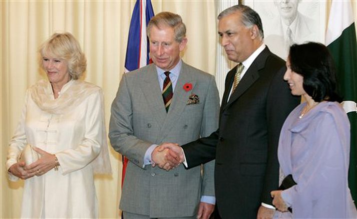 Karl og Kamilla komu til Pakistans í dag og hittu þar forsetahjónin.