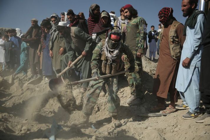 Talíbanar á vettvangi loftárásanna.